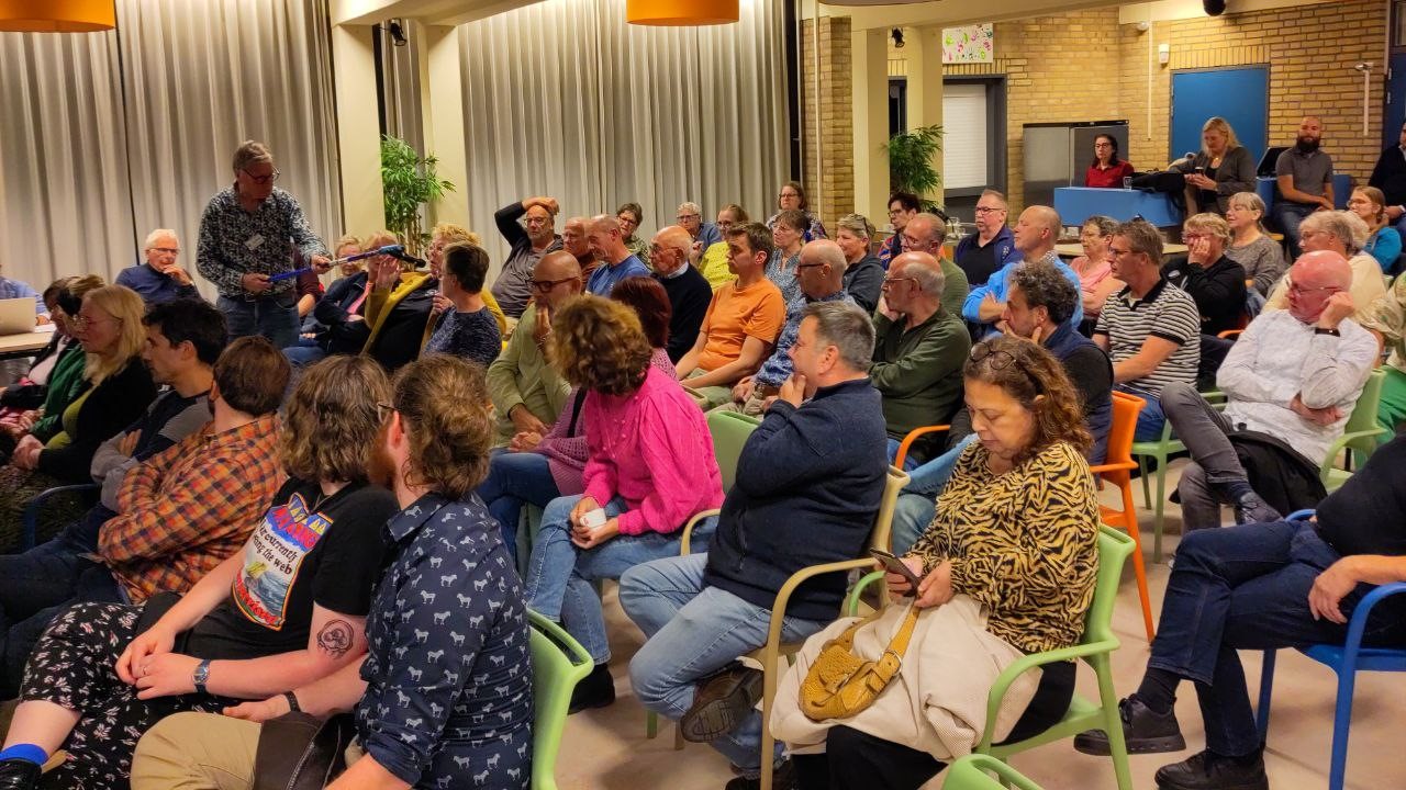 Volle zaal bij avond over betaald parkeren in Neerbosch