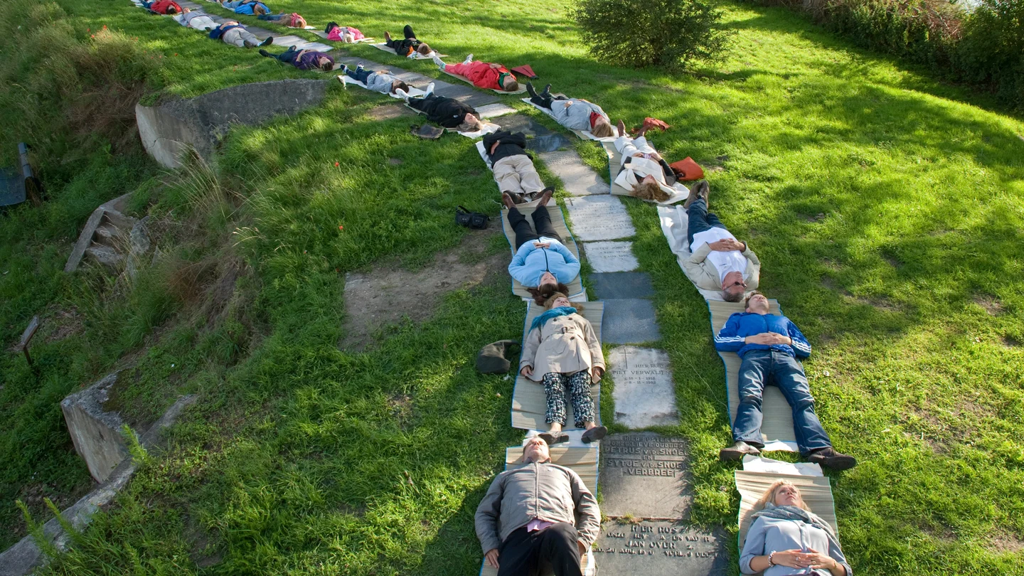 Liggen langs het Maas-Waalkanaal om te verbinden